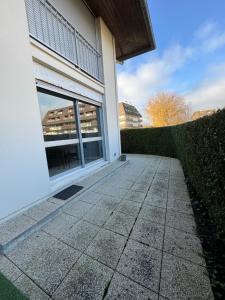 a walkway outside of a building with a window at Houlgate T2 bis in Houlgate