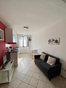 a living room with a couch and a kitchen at Casa Piccola in Tremosine Sul Garda