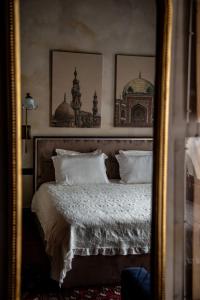 Un pat sau paturi într-o cameră la The Yard Hotel