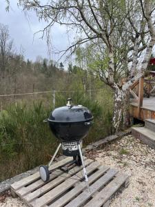 a grill sitting on a stand on a wooden platform at Pension U Stříbrného Jelena - Tiny House in Cheb