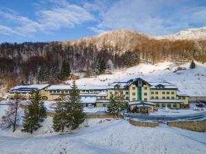 an aerial view of a resort in the snow at Wellness Hotel Jason in Vršatské Podhradie
