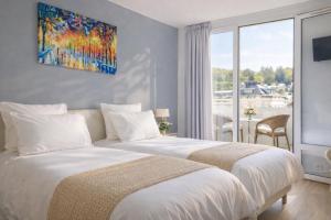 ein Hotelzimmer mit einem Bett und einem großen Fenster in der Unterkunft Grand Hôtel d'Espagne in Lourdes + 65 Fotos