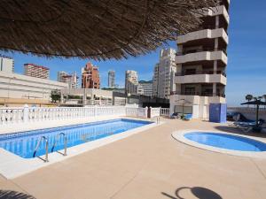 a swimming pool in front of a building at Brisa Mediterránea II, Topacio IV in Ifach