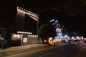 a city street at night with cars and buildings at Jayanthi Mahal in Tiruchirappalli