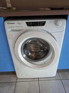 a white washing machine sitting in a room at Cottage Le Vau 3, RDC calme, lave linge, piscine in Chaveignes