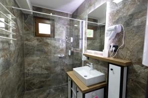 ein Badezimmer mit Waschbecken und Dusche in der Unterkunft Vila Sofija Banja Vrujci in Gornja Toplica + 100 Fotos