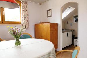 a room with a table with a vase of flowers on it at Ferienwohnung Zucker in Grafenau