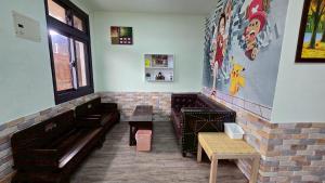 a waiting room with benches and tables in a restaurant at 清境77窩House-包棟包層民宿 in Ren'ai