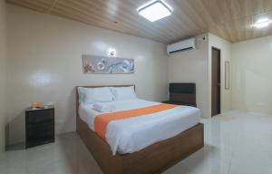 a bedroom with a large bed in a room at Algers Suites Bayan-Bayanan Marikina City in Manila