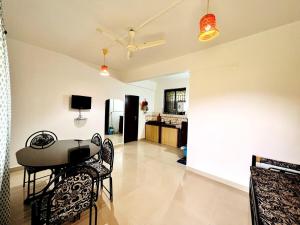 a dining room and living room with a table and chairs at A La Mer - Azul 2 in Varca
