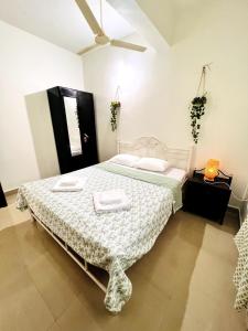 a bedroom with a bed with two towels on it at A La Mer - Azul 2 in Varca