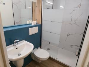 ein Badezimmer mit Waschbecken, Toilette und Dusche in der Unterkunft Logis Hôtel Come Inn in Poitiers