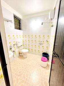 a bathroom with a toilet and a sink at A La Mer - Azul 2 in Varca