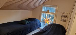 a bedroom with a bed and a window with a star at Levi Lakeview Ahvenranta in Kittilä