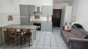 a living room with a couch and a table and a kitchen at Casa Rosa in Rocca San Giovanni
