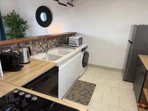 a kitchen with a sink and a counter top at Grand T3 2 chambres avec vue sur la campagne à Bâlines in Balines +12 photos