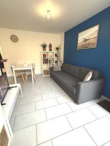 a living room with a couch and a table at Appart' Lumineux & Chic. Parking Rue Sans Stress in Dreux