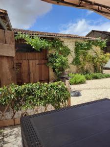 a television sitting in front of a building at Gîte Val de Loire Le Puits in Loudun