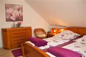 1 Schlafzimmer mit 2 Betten und einer Kommode in der Unterkunft Ferienwohnungen Engelsgaertchen in Oberwesel