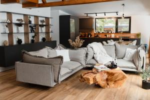 ein Wohnzimmer mit Sofa und Holztisch in der Unterkunft Arenis in Muntele Băişorii