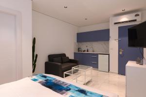 a living room with a bed and a kitchen at וילה לה מר - וילה עם בריכה ו-3 סוויטות מדהימות עם נוף לים המלח in Neve Zohar +68 photos