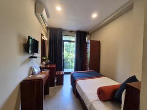 ein Hotelzimmer mit zwei Betten und einem Fenster in der Unterkunft Oak Ray Ella Gap Hotel in Ella + 62 Fotos