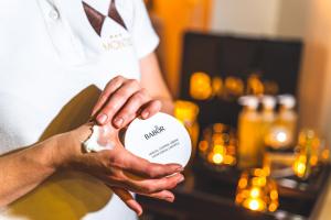 eine Person, die ein Stück Essen in den Händen hält in der Unterkunft Montis Hotel & Spa in Poniatowa + 45 Fotos