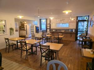 ein Restaurant mit Tischen und Stühlen in einem Raum in der Unterkunft Logis Hôtel Come Inn in Poitiers