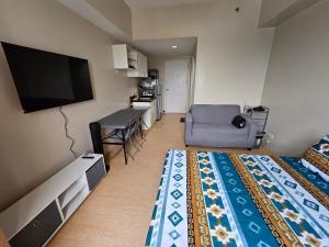 a small living room with a television and a couch at SM Cebu City Sunvida Tower Condominium in Cebu City