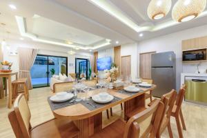 a kitchen and dining room with a table and chairs at Villa Luna and Villa Solara in Koh Samui