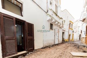 an empty street in an alley next to a building at Casa di Ponente - Gallipoli in Gallipoli