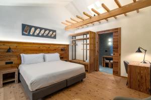 a bedroom with a bed and a desk at Breithorn Lodge in Champoluc