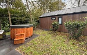 a small cabin with a trash can and a bench at Sernets Recreatie Chalet 112 in Oud-Gastel +11 photos