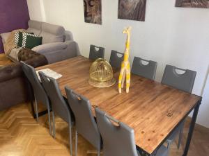 a giraffe statue sitting on a wooden table in a living room at Dúplex céntrico La Ranita Salmantina in Salamanca