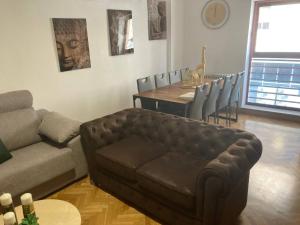 a living room with a couch and a table at Dúplex céntrico La Ranita Salmantina in Salamanca