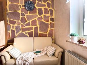 a room with a chair with a clock on a wall at Ferienhaus Landeskrone für 10 Personen mit Sauna, Terrasse, inkl Parkplatz in Dresden in Dresden