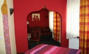 A bed or beds in a room at Hotel Garni Café Knebel