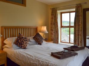a bedroom with a bed with two towels on it at Bings Farm House in Whaley Bridge +12 photos