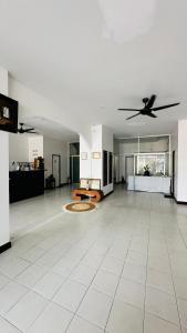 a large living room with a ceiling fan at Oh'tel Kata in Kata Beach