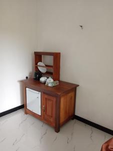 a small wooden table with a mirror on it at Camellia Guest Inn in Ella +53 photos