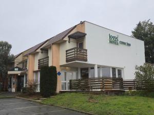 ein Gebäude mit der Aufschrift „Lost Music Center“ in der Unterkunft Logis Hôtel Come Inn in Poitiers