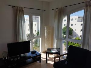 Foto da galeria de Aphrodite Beachfront Penthouse Apartment em Ghaziveran