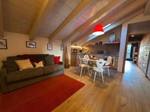 ein Wohnzimmer mit Sofa und Tisch in der Unterkunft Nellali in Gressan