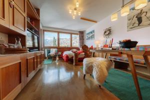 a living room with a table and a couch at Tonis Appartement in Schruns