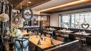 a restaurant with wooden tables and chairs at Sporthotel Bernrieder Hof GmbH in Bernried