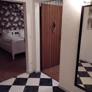 a door in a room with a checkered floor at Darpvenner Diele in Ostercappeln