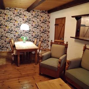 a dining room with a table and chairs at Darpvenner Diele in Ostercappeln +3 photos