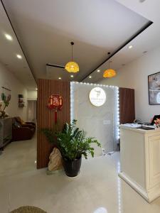 a room with a counter and a plant in it at Kim Phung Homestay in Dong Hoi