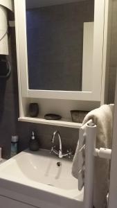 ル・グロー・デュ・ロワにあるReusslan Appartementのバスルーム(洗面台、鏡付)