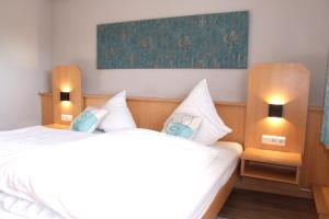 a bedroom with two beds and a painting on the wall at Hotel und Gasthaus Sieling in Liebenau